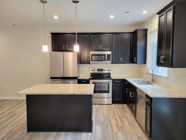 Building Photo - Immaculate 3 bedroom townhouse centrally located in Bon Air