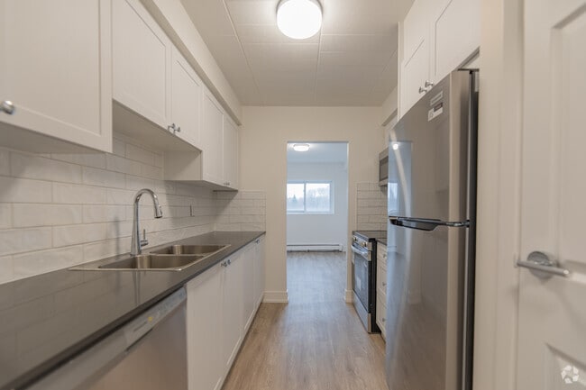 1BR, 1BA - 791SF - Kitchen - 500 Glenelm Crescent