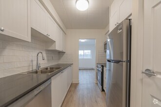 1BR, 1BA - 791SF - Kitchen - 500 Glenelm Crescent