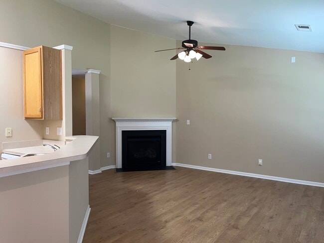 Foto del edificio - 223 Summit Park Ct