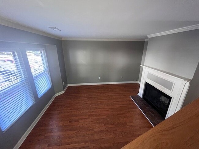 Building Photo - Are you looking for a peaceful home?