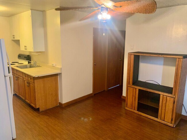 Building Photo - 92 S. Wakea Avenue-Cottage