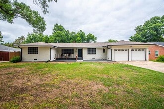 Building Photo - 302 Circle Dr