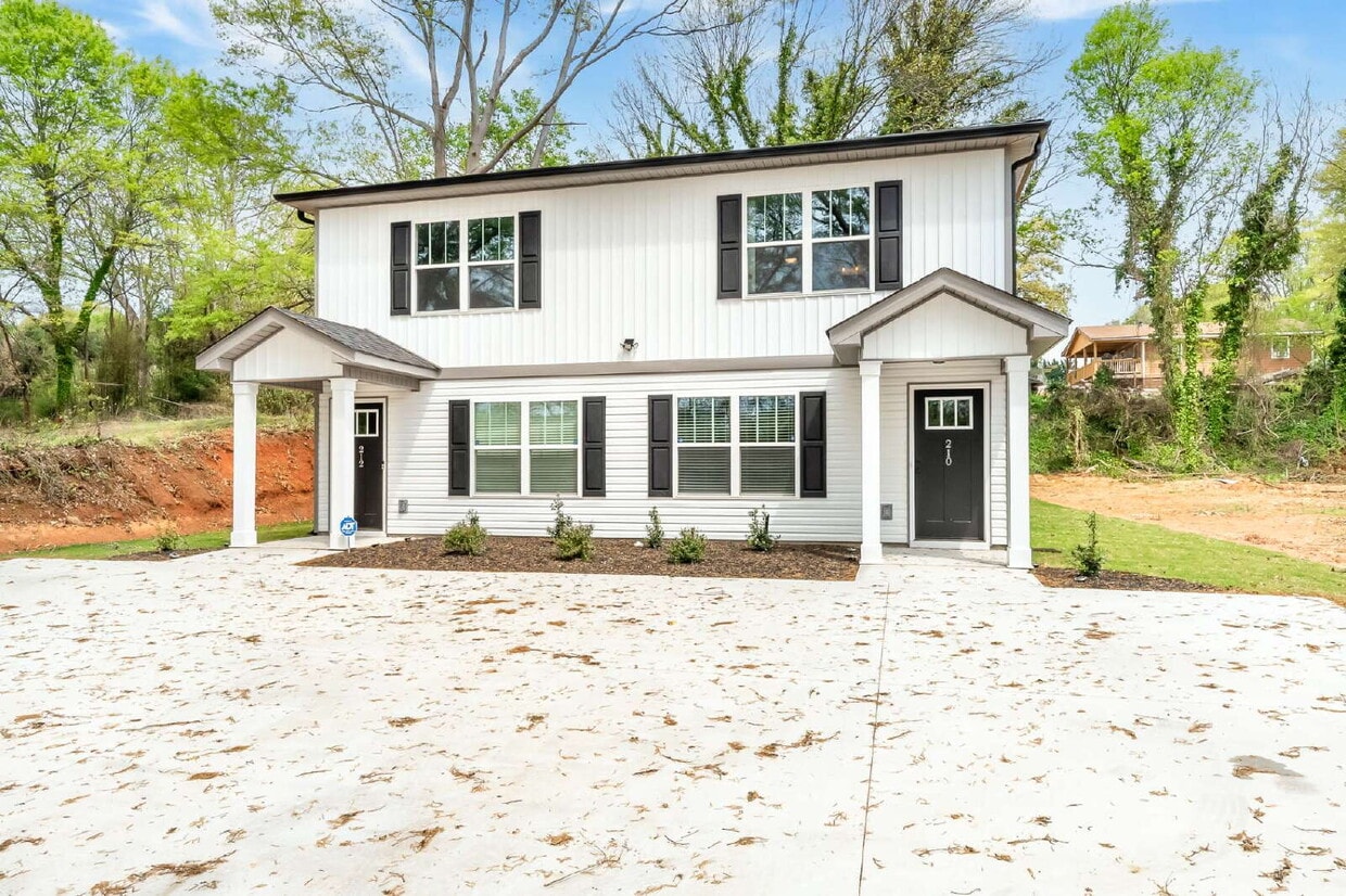 Elegant 2BR/2.5BA Townhome minutes from Downtown Greenville and walking distance to Swamp Rabbit ... - Elegant 2-Bedroom, 2.5-Bath Townhome Minutes from Downtown Greenville