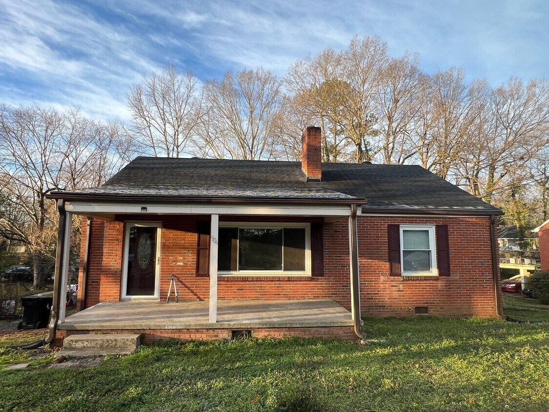Primary Photo - 3 Bedroom Single Family Home (LARGE BACK Y...