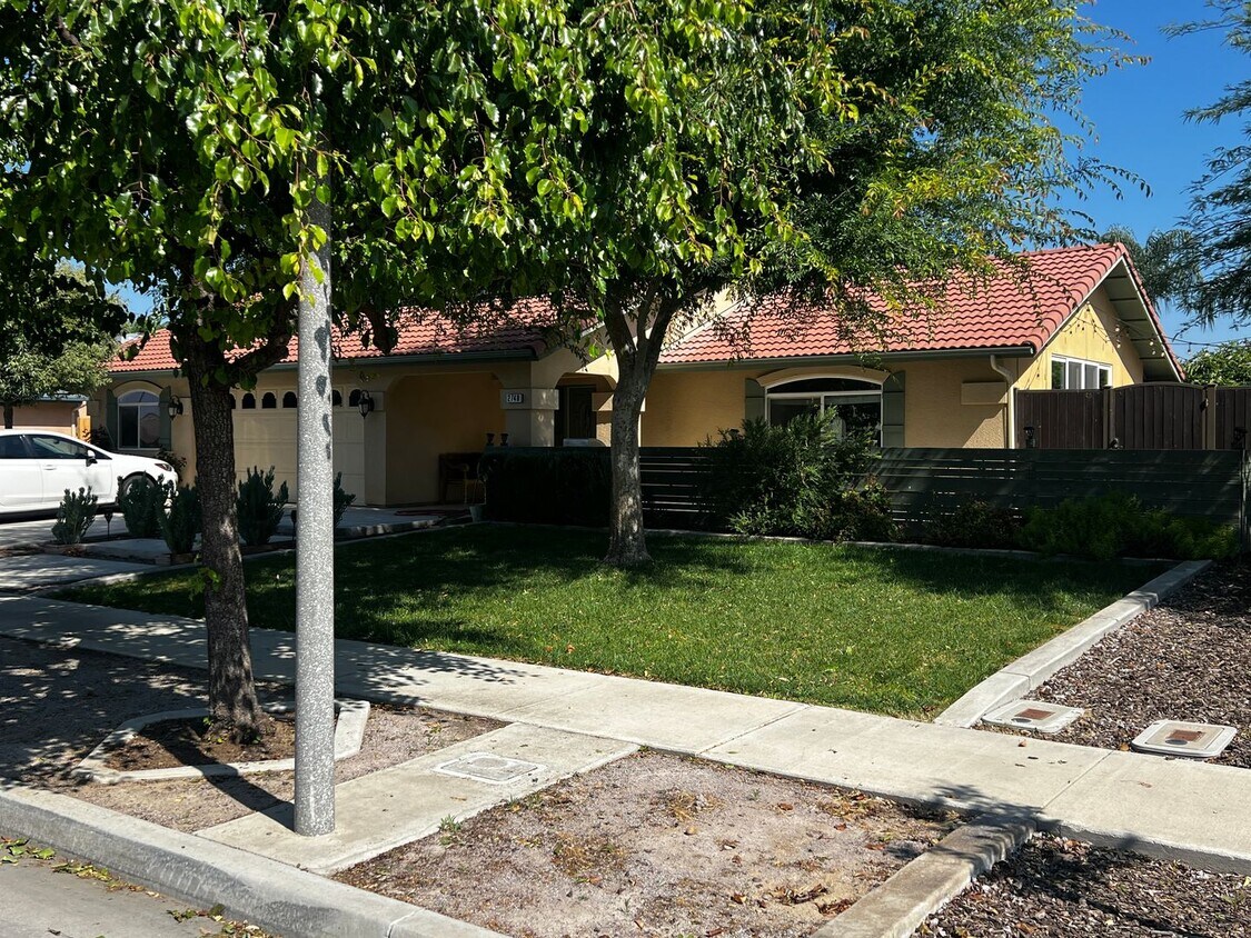 Building Photo - Custom 2 Story, 5 Bedroom home with pool
