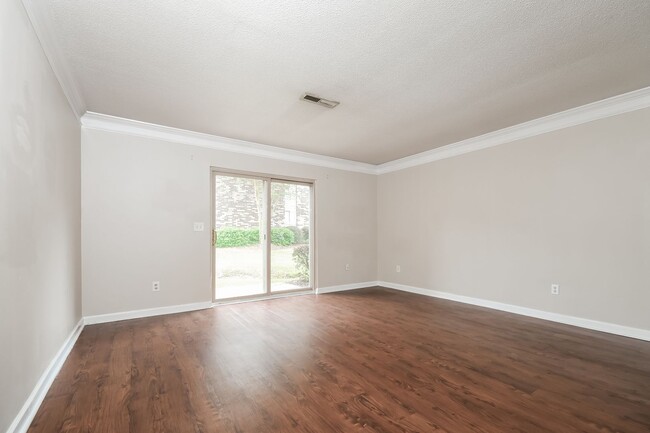 Building Photo - 2 bedroom / 1.5 bath Townhome ~ Hannahan, SC