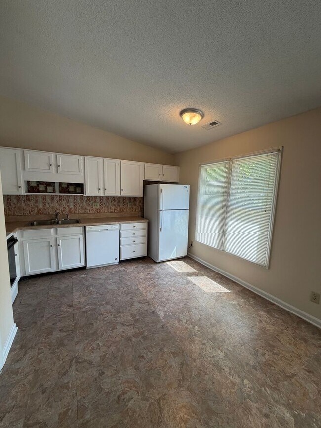 Foto del edificio - Carrboro / Brighton Sq. Apt. AVAILABLE