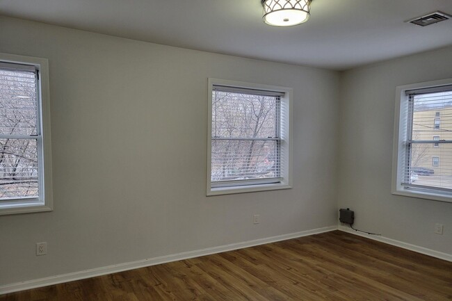 Building Photo - 117 Forest St
