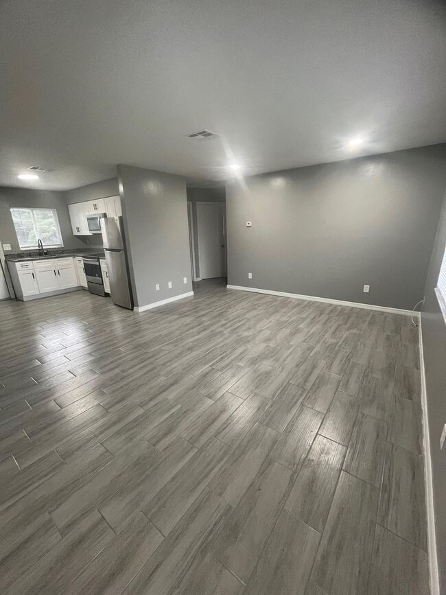 Building Photo - ** COMPLETELY REMODELD UNFURNISHED 2/1 DUPLEX AVAILABLE FOR MOVE-IN NOW  2024  ** ONE SMALL DOG F...