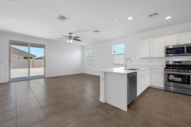 Building Photo - Get 1st FULL MONTH’S RENT FREE! - 6318 W I...
