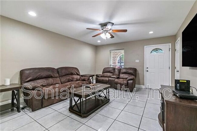 Building Photo - 5140 Eden Roc Dr