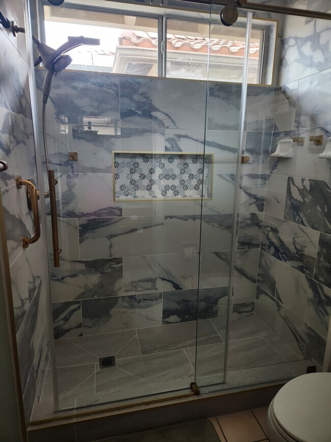 Ducha recién remodelada - 10640 Bruns Dr