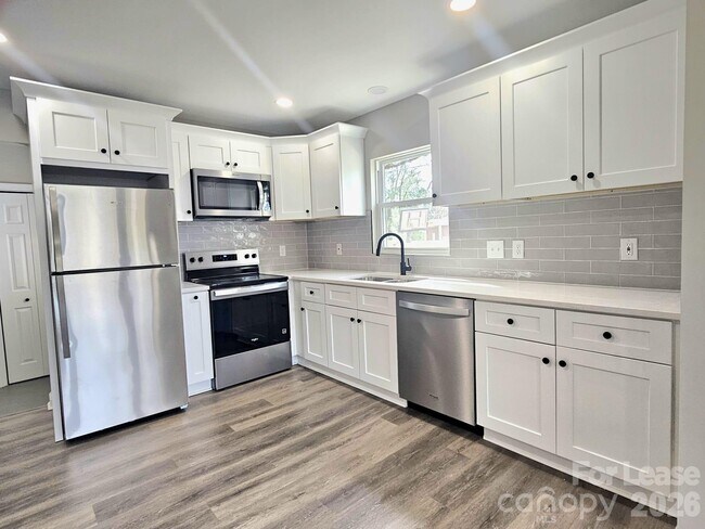 Foto del edificio - 2900 Enfield Rd