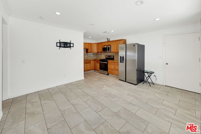 Building Photo - 115 W Floral Ave