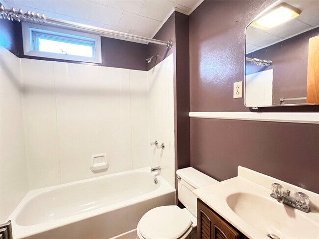 Building Photo - 328 Oak Hill Ave