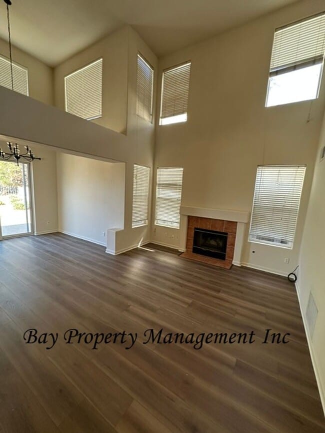 Foto del edificio - **Beautiful 4 Bedroom Home Overlooking Twin Creeks Golf Course**