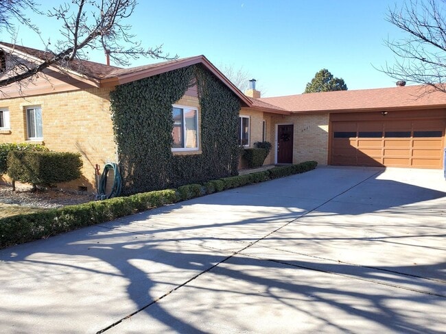 Foto del edificio - Updated 3 bed 2 bath near UPTOWN! Don't Mi...