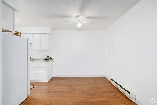 2BR, 2BA - 850SF - Dining Room - Red Carpet Apartments