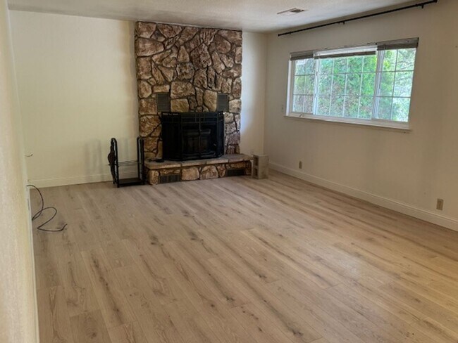 Foto del edificio - 3 Bedroom, 2 bath home with indoor laundry...