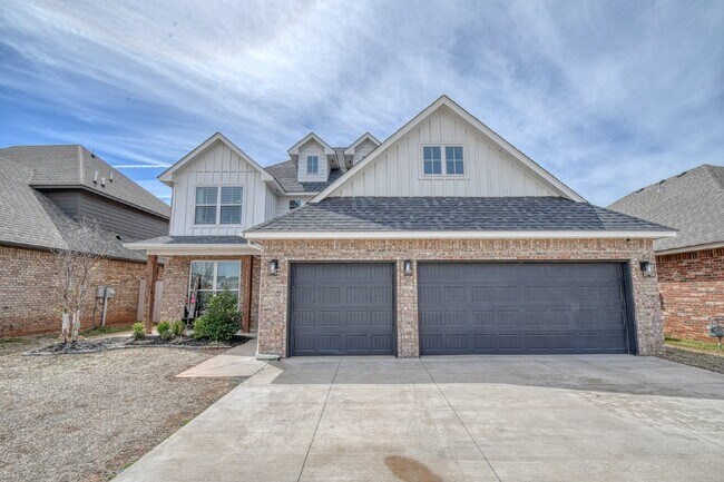 Foto del edificio - Spacious 5-Bedroom Home with 3 Full Baths ...