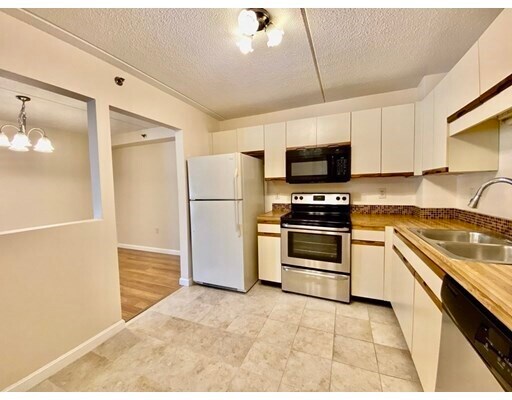 Building Photo - 200 Cove Way
