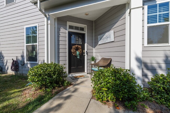 Building Photo - $2,495 - MOVE IN SPECIAL! $300 off 1st Mon...