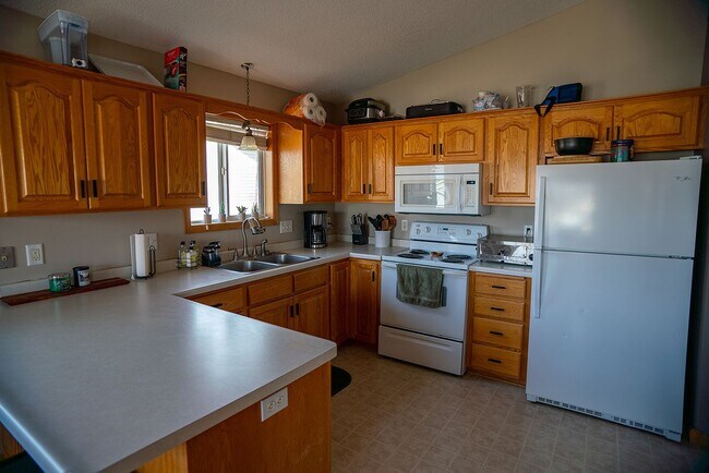 Foto del edificio - 4 Bed 2 full bath Split Entry Home for Rent