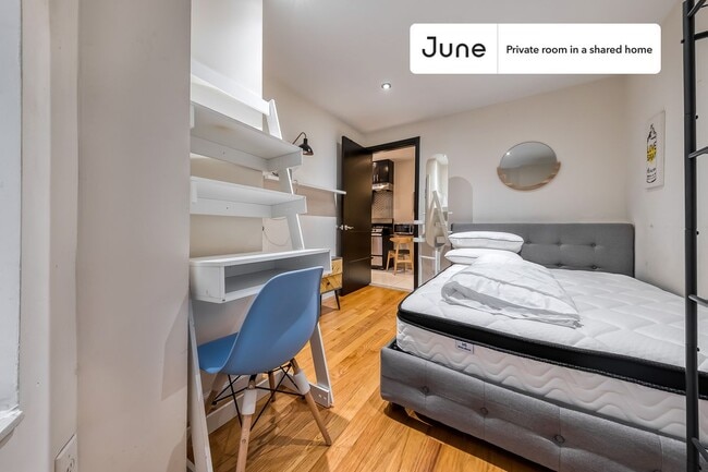 Building Photo - Private bedroom in 4 bed/2 bath Home