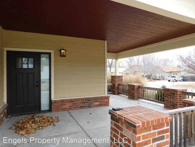 Building Photo - 3 br, 2.5 bath House - 302 W. 2nd