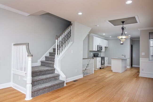 Building Photo - ??? NEWLY RENOVATED, LARGE, 3 BEDROOMS AND...