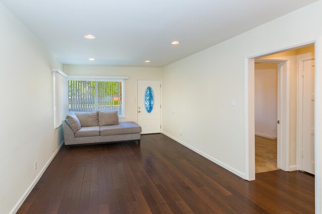 Living room - 5033 Nestle Ave