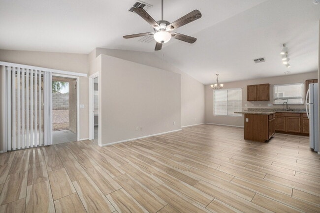 Foto del edificio - 2205 N 109th Ave