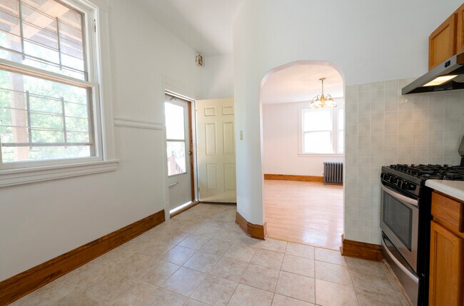 Building Photo - 2507 N Sawyer Ave