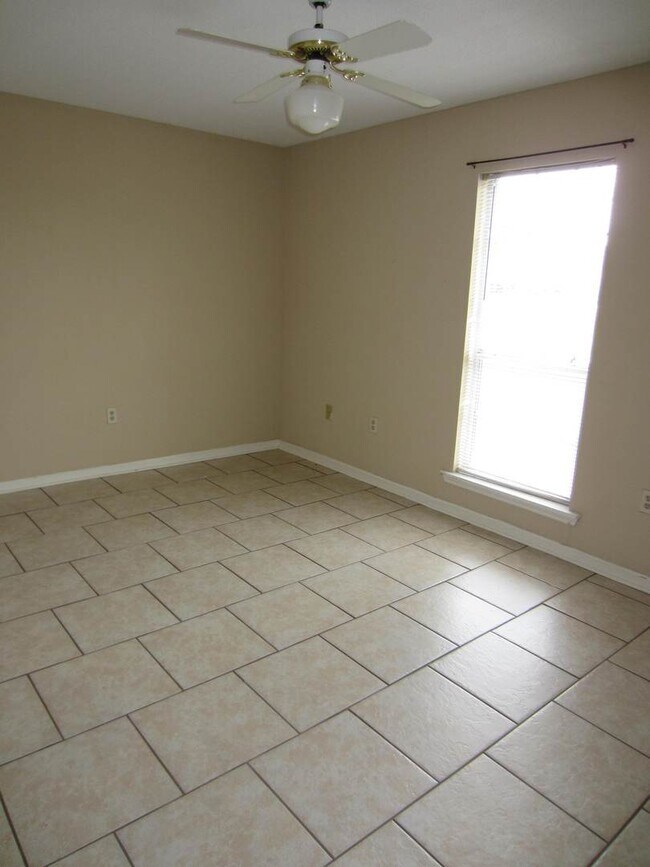 Building Photo - 4072 Northlake Dr