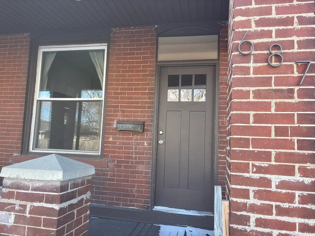 Foto del edificio - 687 E Columbus St