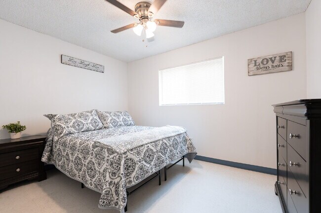 Foto del edificio - Executive Rental **Stylish & Fully Furnished 2-Bedroom in the Heart of Farmington – Flexible Leas...