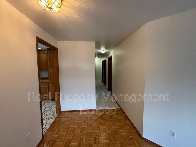 Foto del edificio - 3022 Russell Way