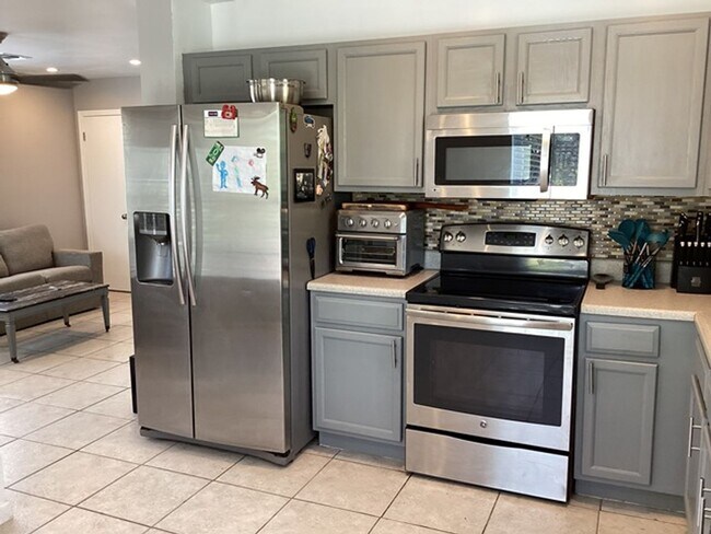 Foto del edificio - NEW PRICE!! Move in Ready Single Family Home - 4 bedroom - 1.5 Bathroom on Stock Island