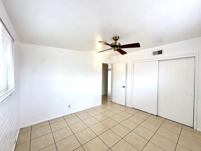 Building Photo - Spacious 2 Bedroom Townhome with Vaulted C...