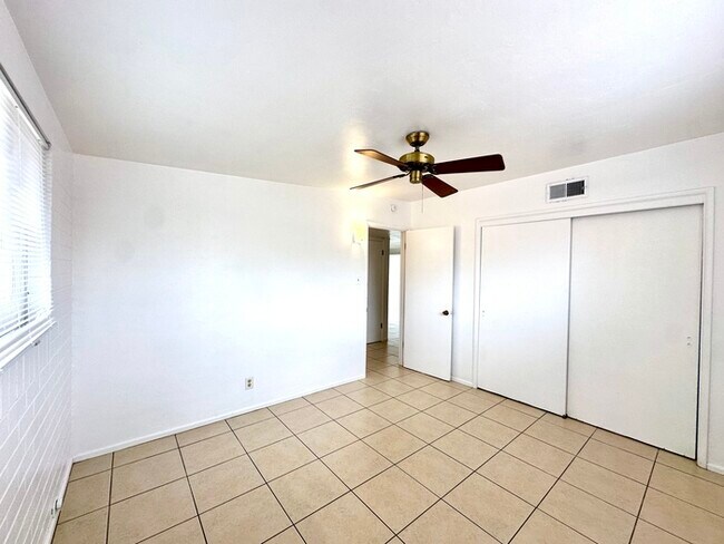 Foto del edificio - Spacious 2 Bedroom Townhome with Vaulted C...