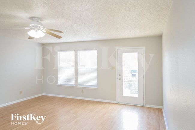 Foto del edificio - 915 Streamside Dr