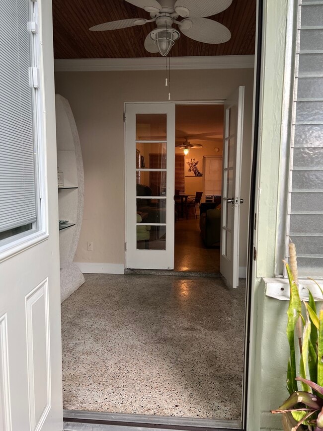 Entry area - 1505 White St