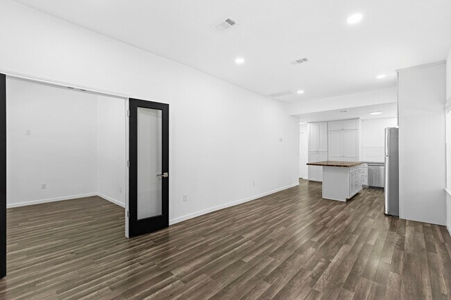 Building Photo - 1215 E 12th St