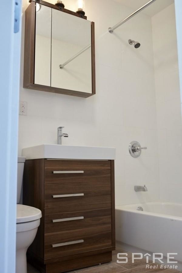 Foto del edificio - Renovated 2 Bedroom Apartment
