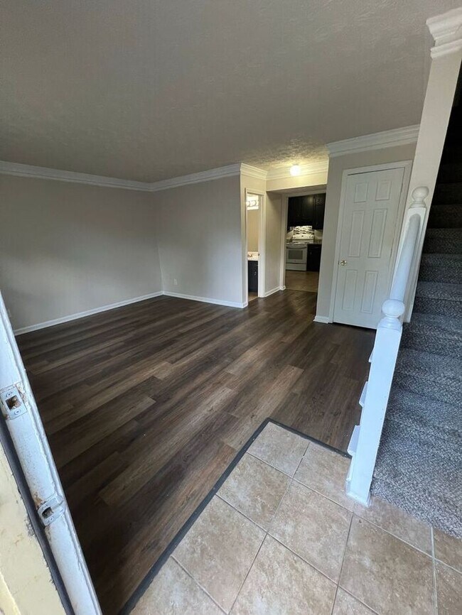 Building Photo - Spacious 2-Bedroom Townhome with Screened-In Porch!
