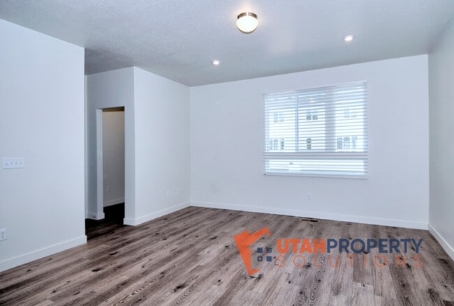 Building Photo - 1013 W 400 S