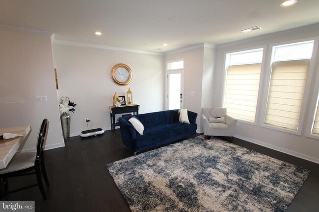 Building Photo - Stylish 1-car garage condo in the heart of...