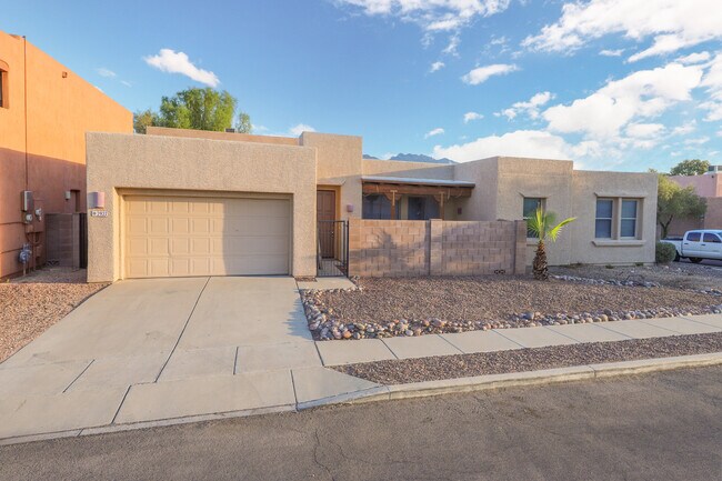 Building Photo - 2927 N Cardell Cir