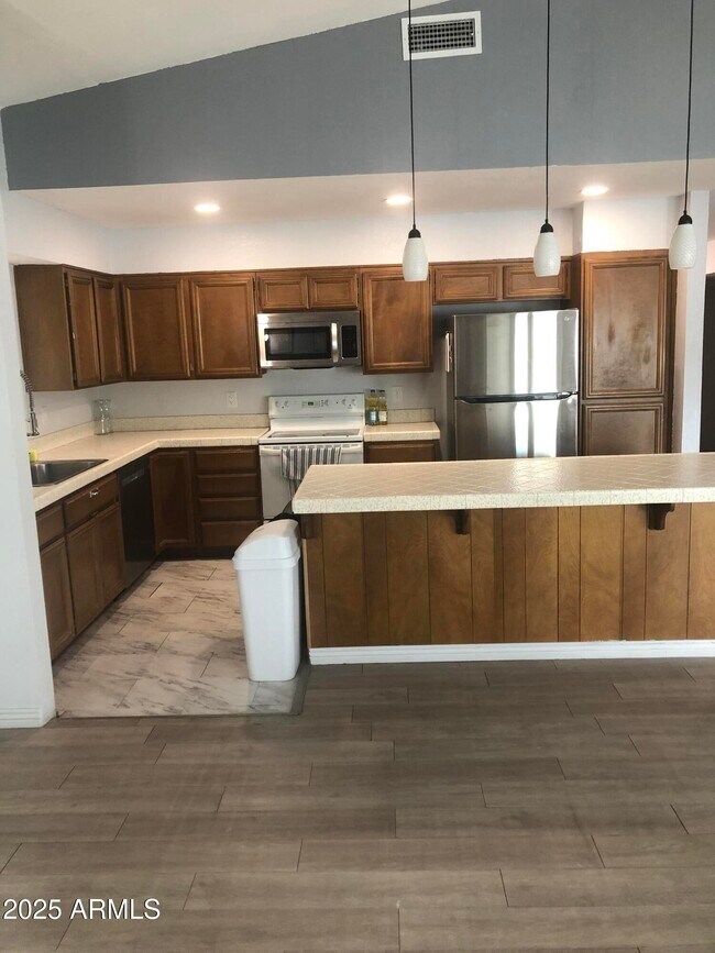 Building Photo - 303 W Fellars Dr